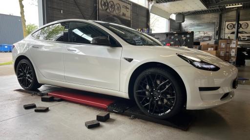 Tesla Model 3 met 20 inch 1AV ZX11 black velgen
