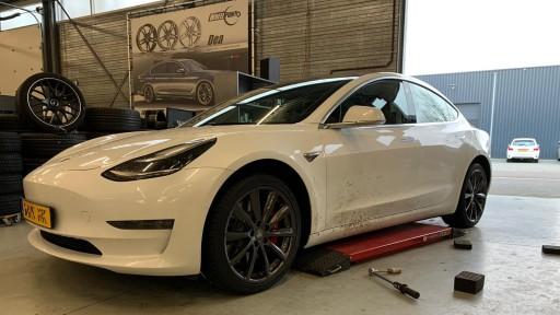 Tesla Model 3 met 19 inch Monaco GP6 antraciet.jpeg