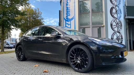 Tesla Model 3 met 19 inch Tomason TN16 black velgen.jpeg
