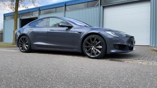 Tesla Model S met 20 inch Monaco GP6 antraciet.jpeg
