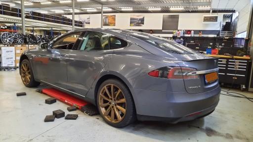Tesla Model S met 20 inch Monaco GP6 bronze velgen.jpg