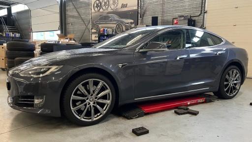 Tesla Model S met 20 inch Monaco GP6 hyperblack velgen.jpeg